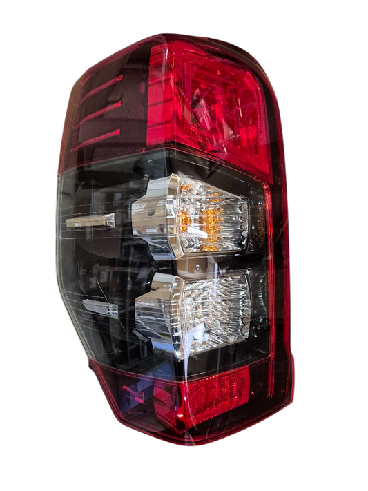 FAROL TRASERO IZQUIERDO L200 2020 AL 2024