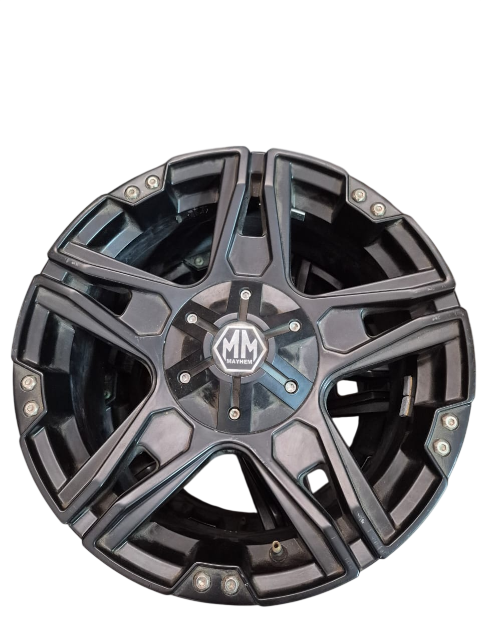 JUEGO DE LLANTAS ARO 17X8 CON DETALLE EN ORIFICIOS DE PERNOS