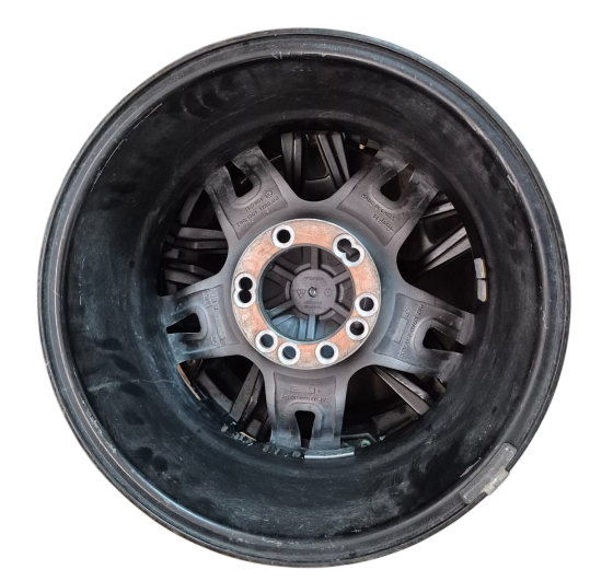JUEGO DE LLANTAS ARO 17X8 CON DETALLE EN ORIFICIOS DE PERNOS